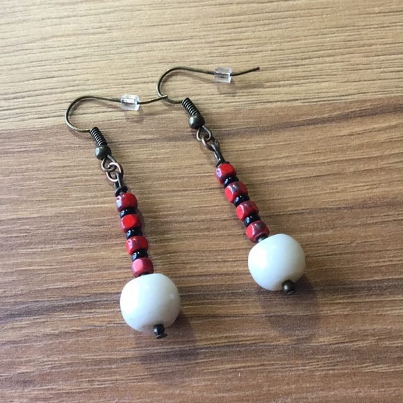 💖Red and White Beaded Dangle Earrings / Handmade Ladies Earrings - Picture 4 of 5